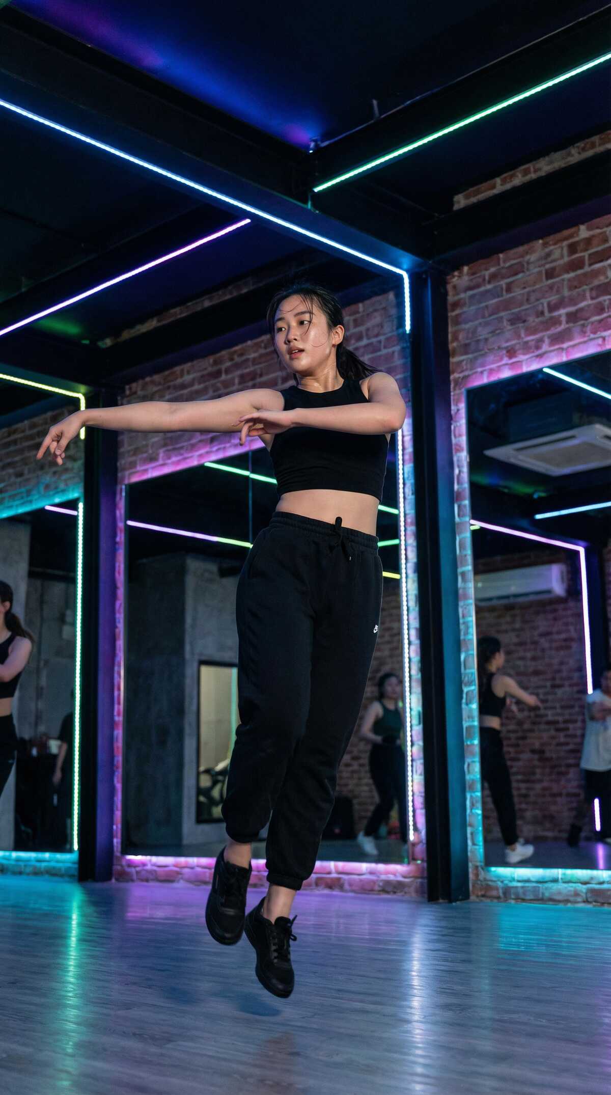 小马拉大车文化研究员周雅文